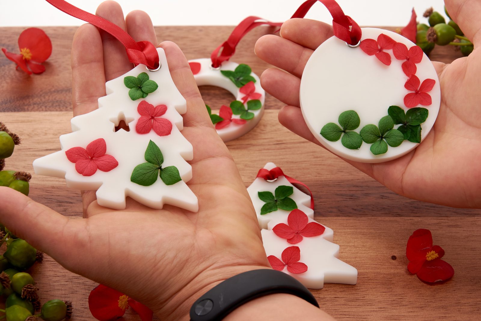 Hanging Soy Wax Sachets – Scented Aroma Tablet – Wardrobe Fresheners – Festive Wax Ornaments ( Set of 2/4 )