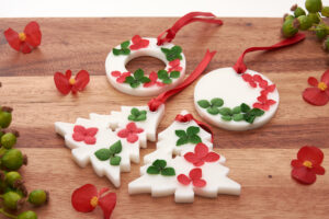 Hanging Soy Wax Sachets – Scented Aroma Tablet – Wardrobe Fresheners – Festive Wax Ornaments ( Set of 2/4 in Box)